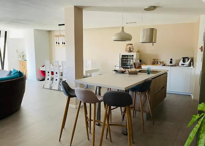 Moderne Avec Piscine 올라이율스