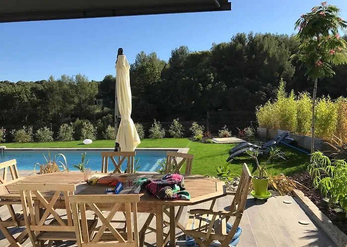 Moderne Avec Piscine 올라이율스
