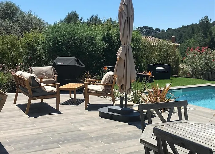 Moderne Avec Piscine 올라이율스